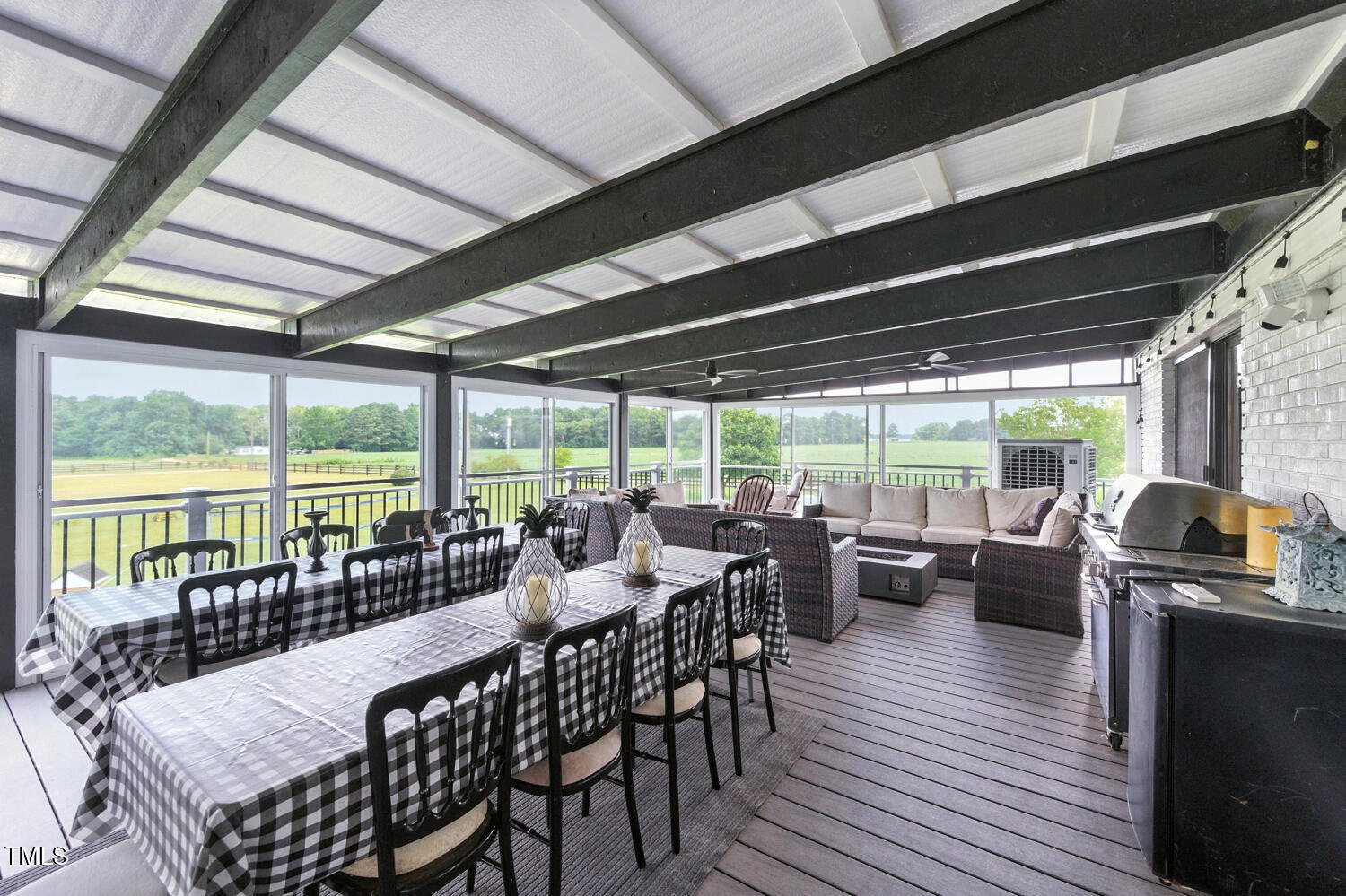 outdoor entertaining area